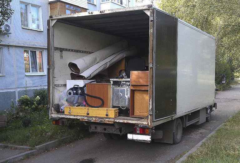Заказать грузовой автомобиль для транспортировки мебели : сумки и коробки из Санкт-Петербурга в Москву